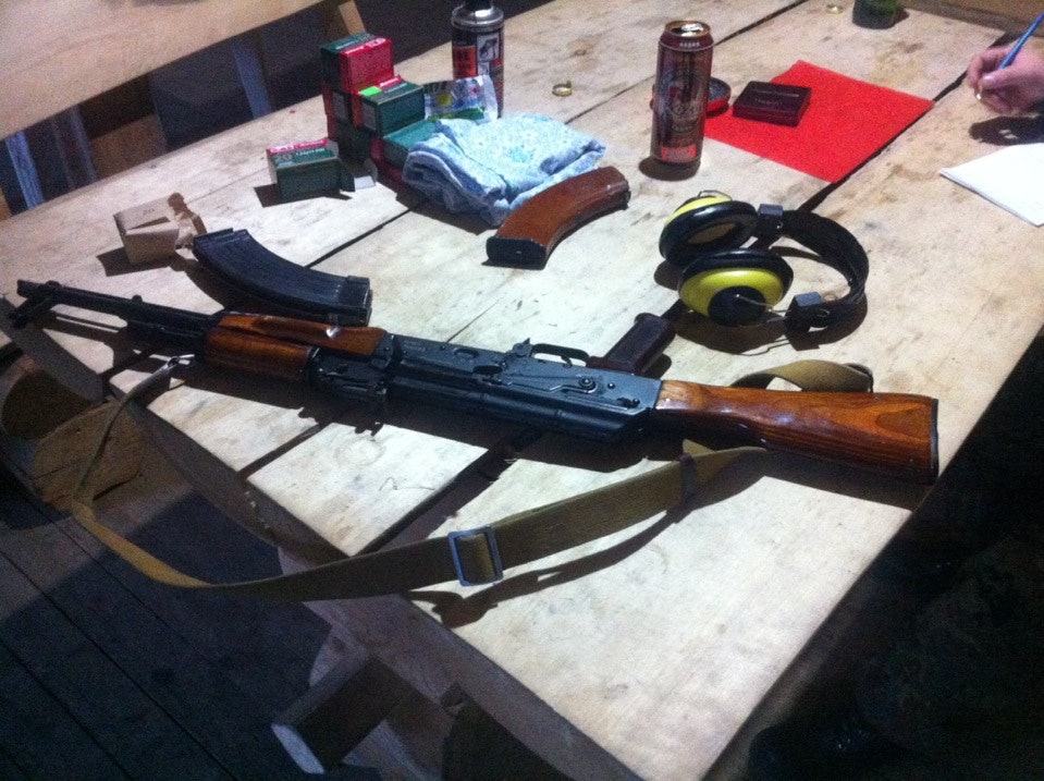 Тир лосиный лог пермь. Лосиный лог пермь. Стрельбища «лосиный ло. Стрельбище восточный рубеж. Оружие на стрельбище лосиный лог.