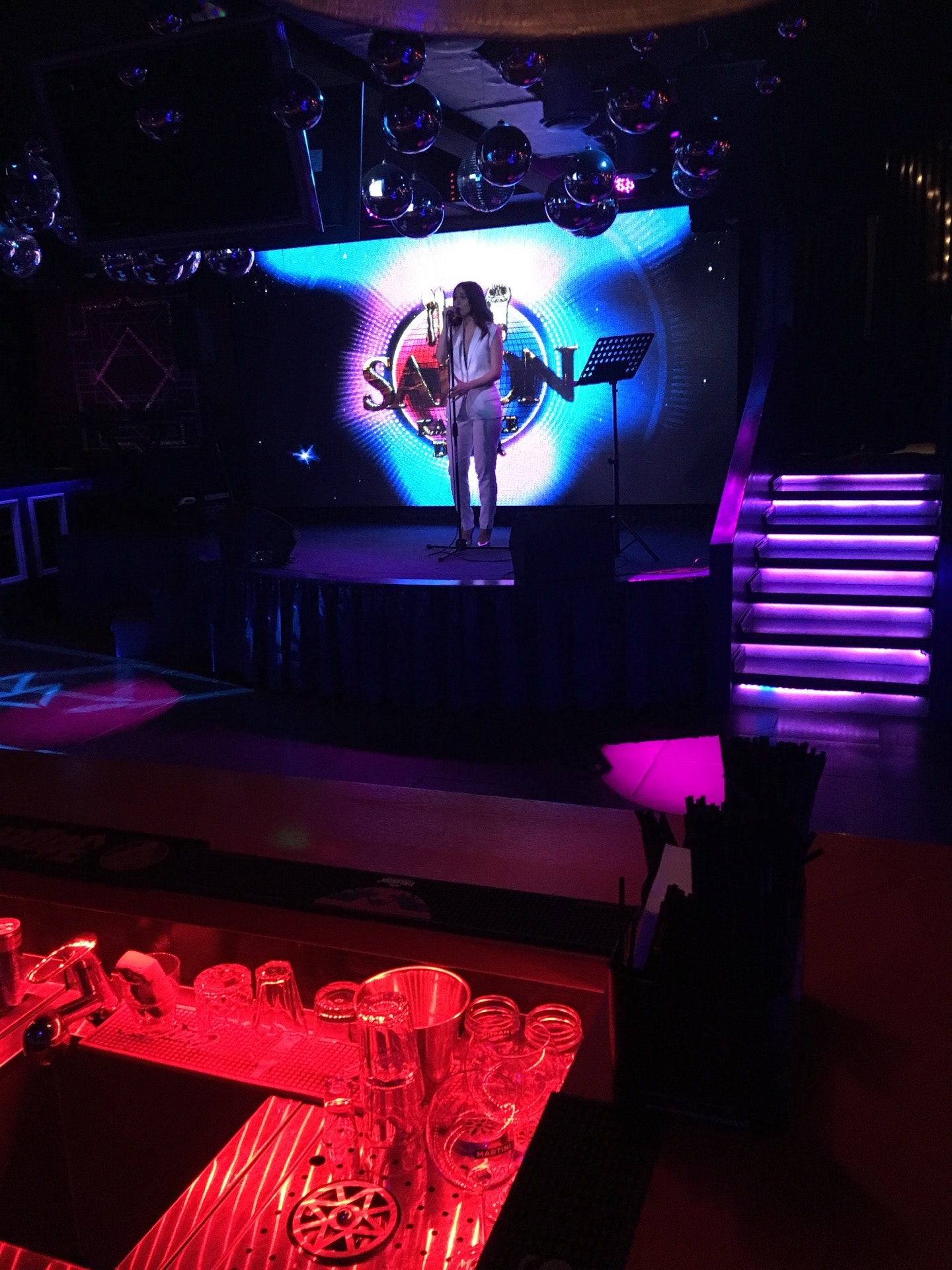 диджей караоке. Dj караоке. диджейская для караоке бара. диджейская вечеринка. караоке диджей.