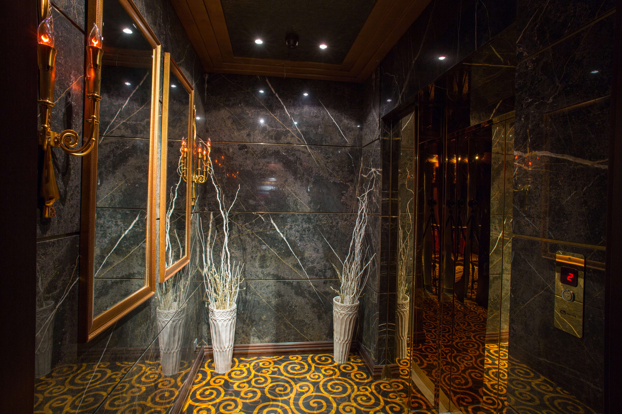 караоке бар москвы с золотыми унитазами. американо в баре. Who is who bar. коктейль бар интерьер. красивый бар.