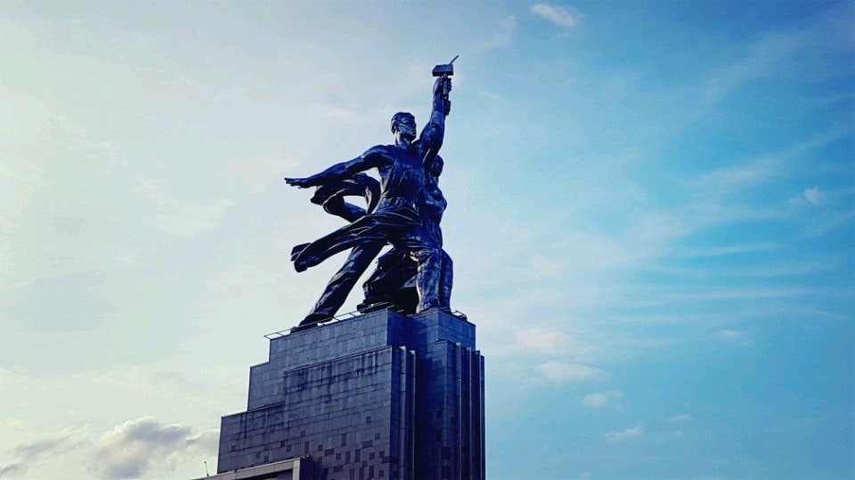 Статуя на вднх рабочий и колхозница из бумаги. Памятник рабочий и колхозница в москве на вднх. Павильон рабочий и колхозница на вднх. Павильон «рабочий и колхозница» на вднх смотровая площадка. Памятник на вднх рабочий и колхозница.