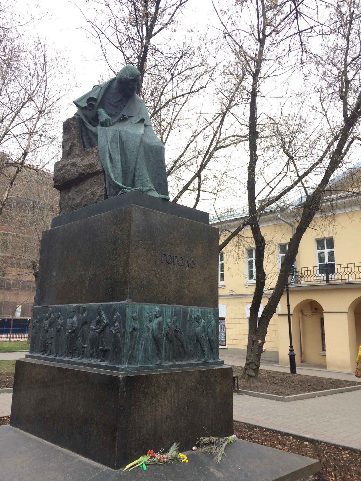 Памятник гоголю (никитский бульвар). Гоголю на малой конюшенной улице. Гоголю на никитском бульваре в москве. Гоголь на гоголевском бульваре. Памятник н.