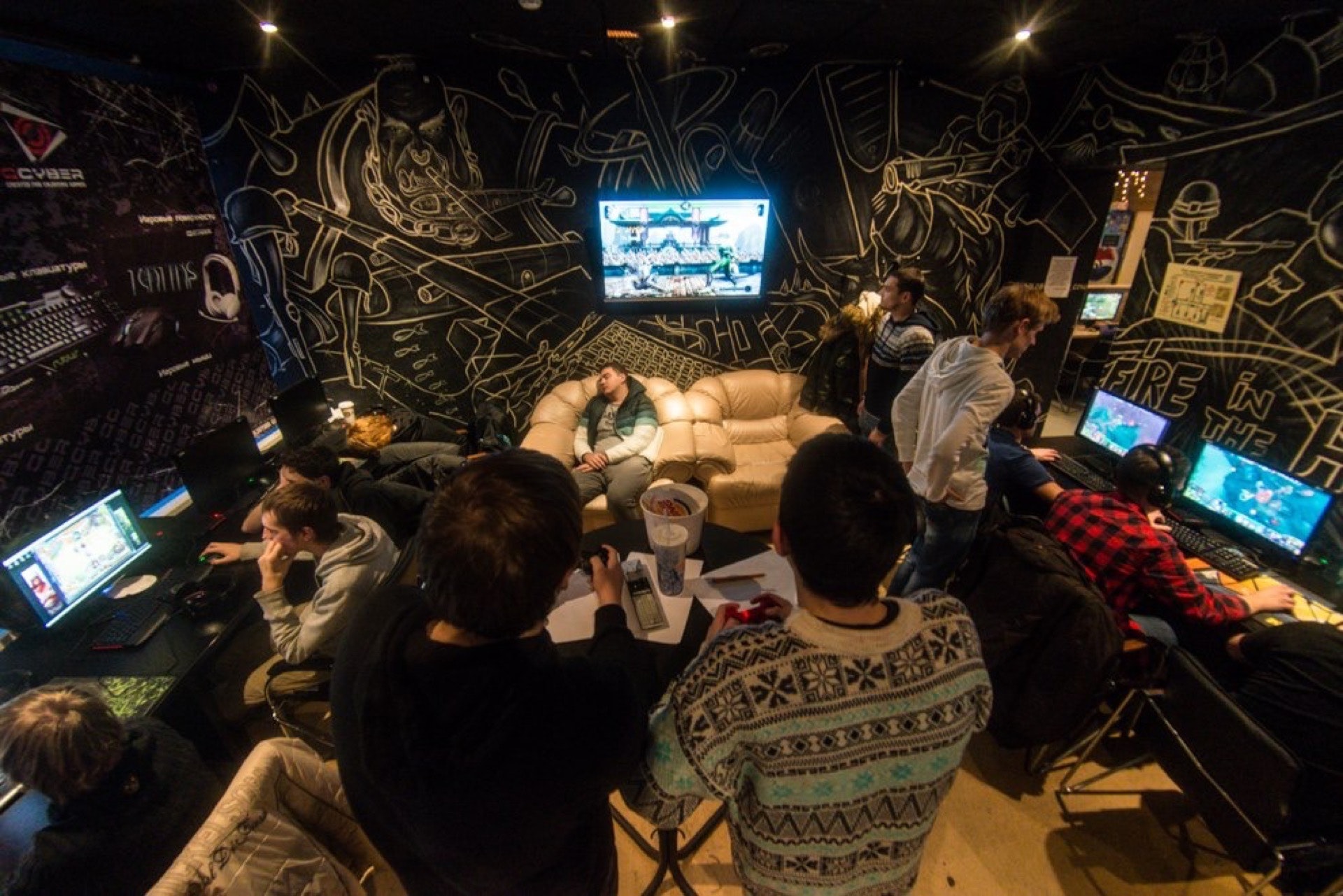 компьютерный клуб петербург. интерьер компьютерного клуба. игровой клуб. компьютерный клуб петербург. компьютерный клуб.