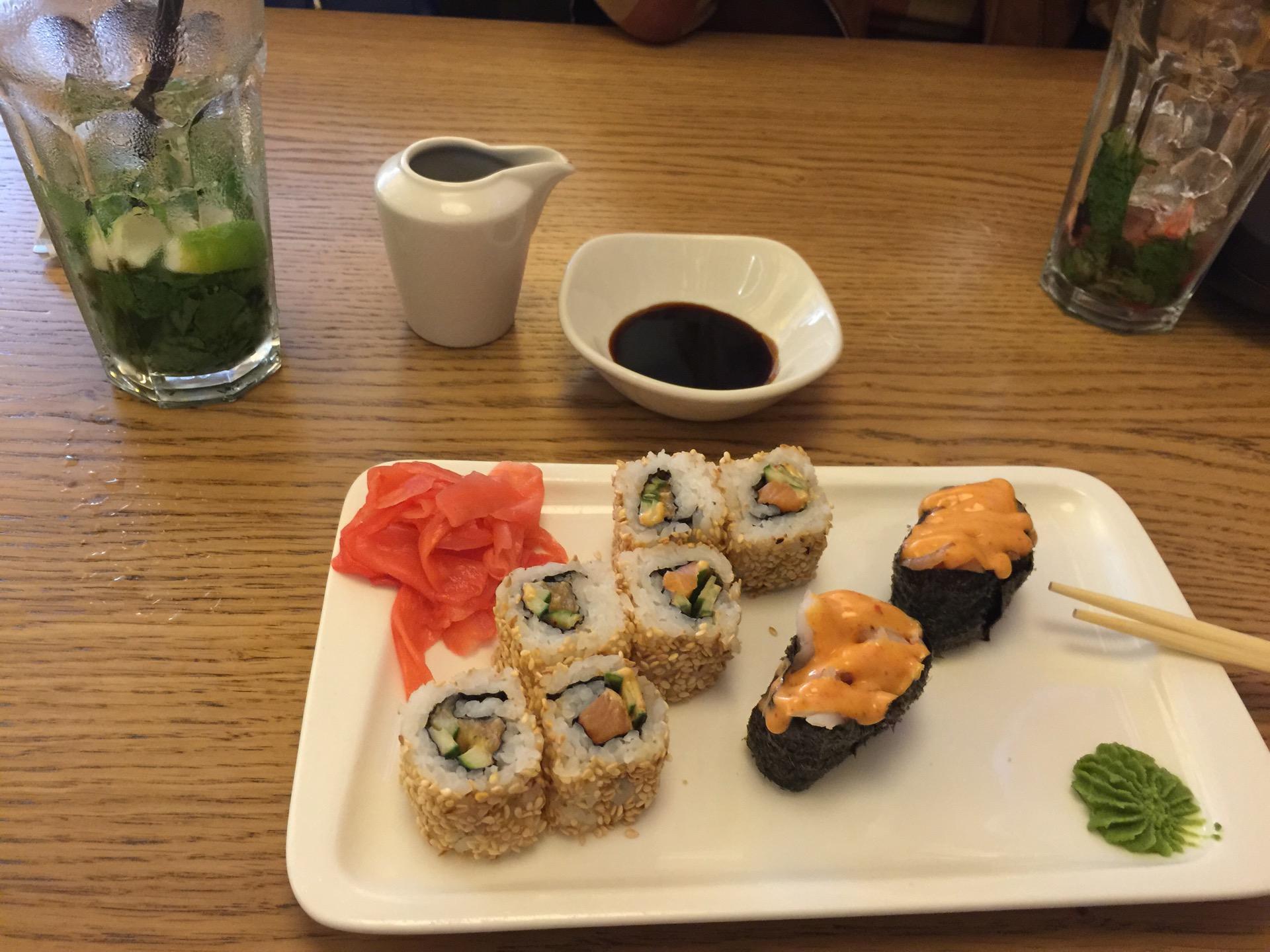 Суши вок путилково. Роллы это фаст фуд или нет. Ролл с курицей и омлетом. Роллы в японии. Роллы с красной икрой.