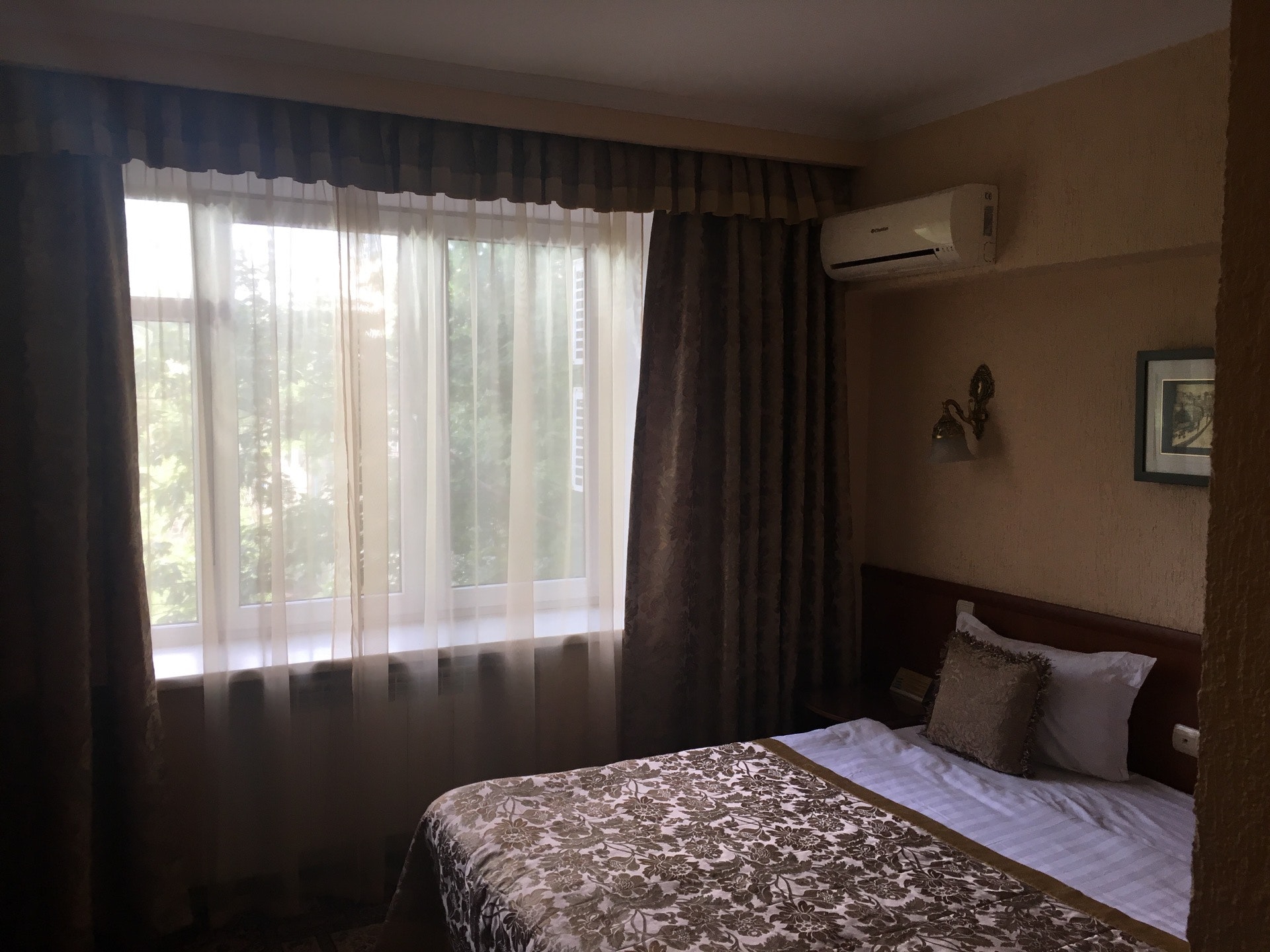 интерьер однокомнатной квартиры. спальня с изголовьем от окна. лдзаа гостевой дом комодита. как сделать спальню уютной. однушка в скандинавском стиле.