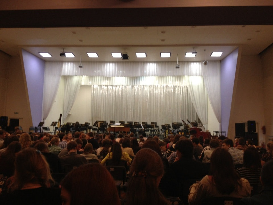 Симфонический оркестр карельский филармонии вологда. Карельская филармония петрозаводск. Зал филармонии петрозаводск. Карельская государственная филармония. Карельская государственная филармония.