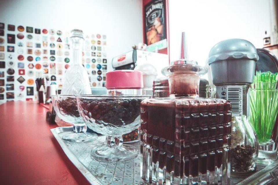 Культура бар большая никитская. Бар в ресторане. 15 kitchen+bar. The next moscow бар. Люди в пабе.