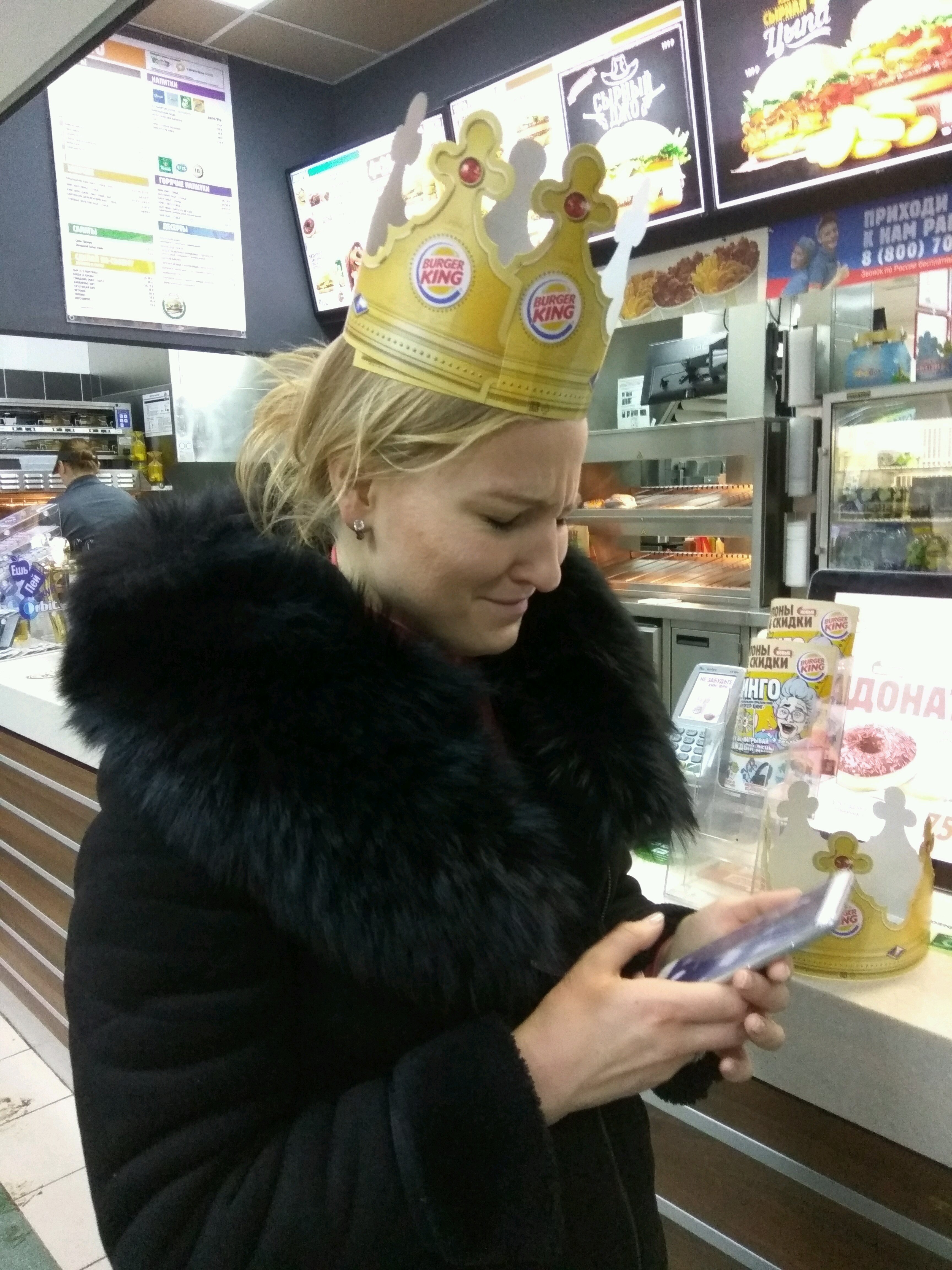 Бургер кинг команда. Бургер кинг девушка. Девушка в бургер кинг. Корона бургер кинг фото. Бургер кинг девушка.