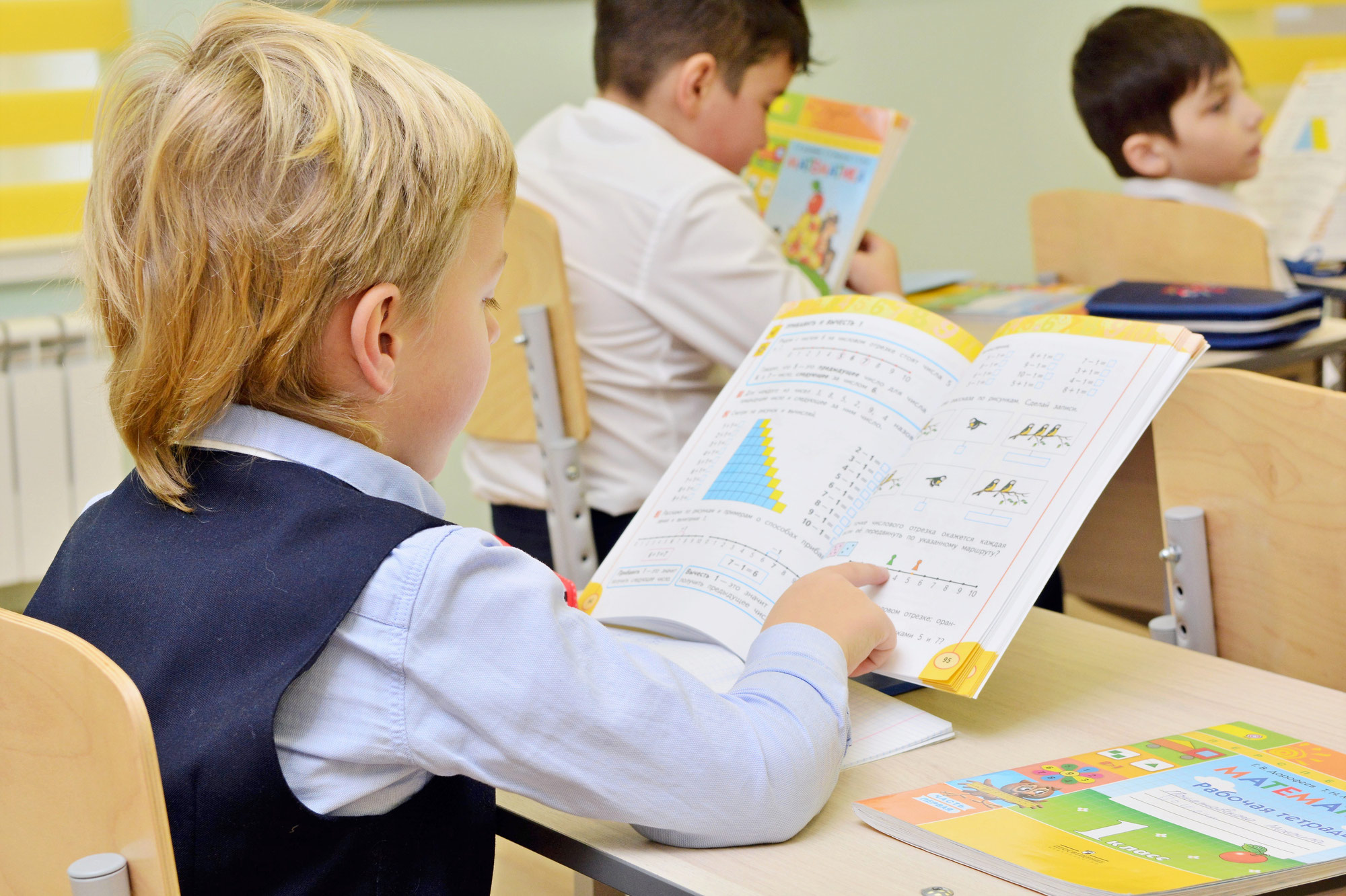 Дети в школе. Новогорск частная школа начальная школа светозар. Частная школа. Частная начальная школа. Частная начальная школа.