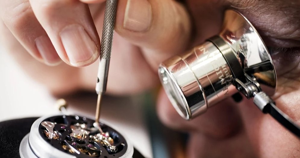 Часовая мастерская. Атрибуты часовщика. Часовая мастерская. Мастер часовщик. Ролекс ход часов.