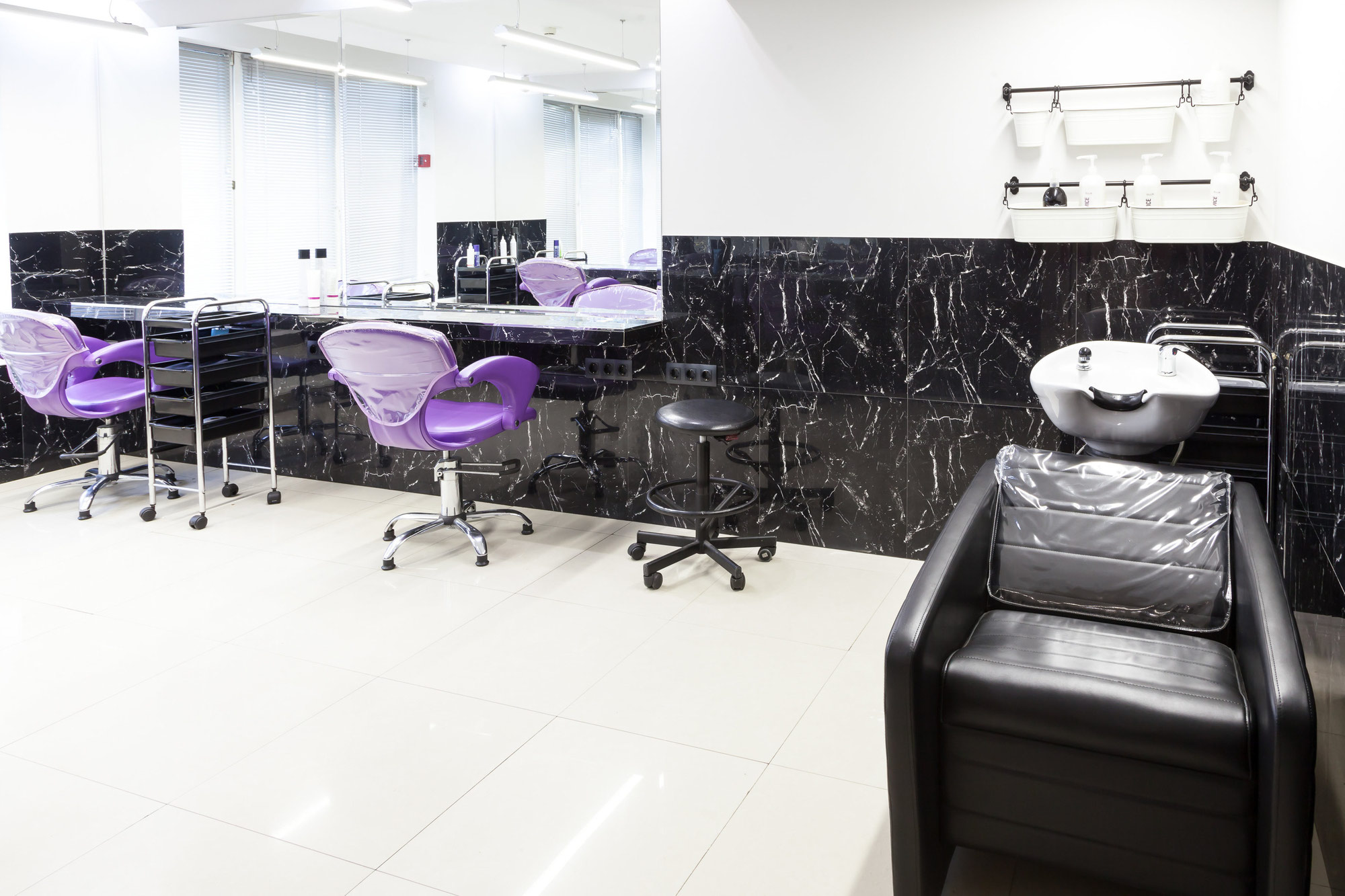 парикмахерская 100 услуг на пролетарском. сто услуг парикмахерская. метро кантемировская салон парикмахерская. парикмахерская на пролетарском проспекте 3. салон красоты изнутри.