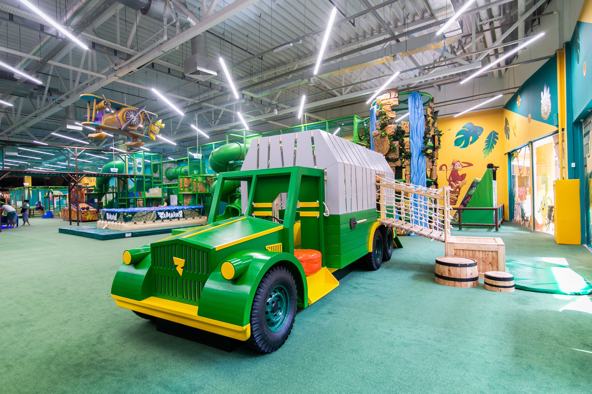 семейный парк работа. аттракционы для детей. Zамания в мытищах. замания с препятствиями. кататься на карусели.