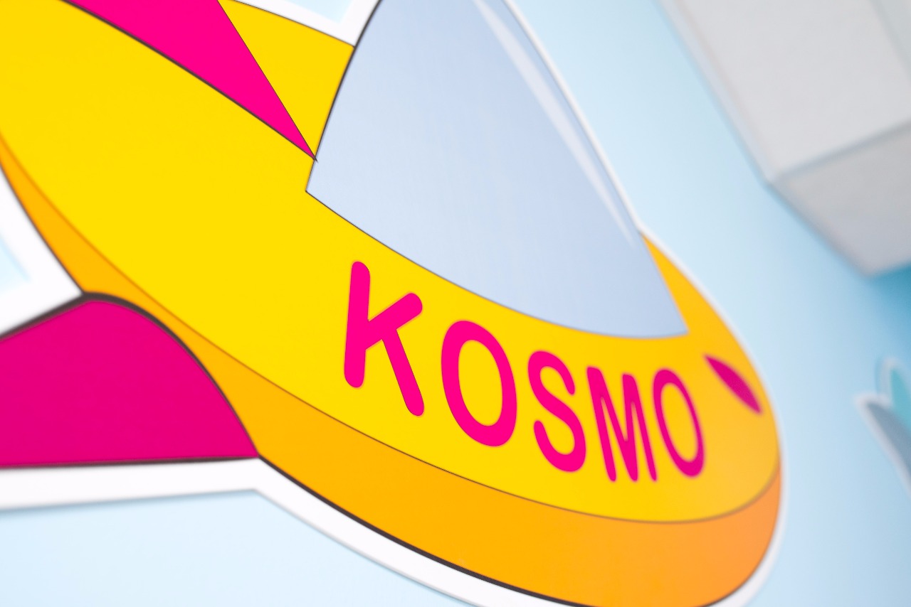 Билингвальный ребенок. Билингвальный детский сад. Москва детское. Логотип с надписью kids. Космо кидс сад.