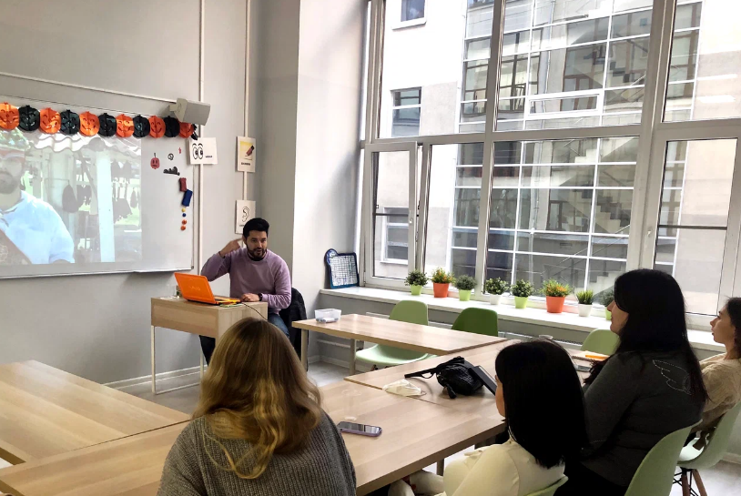 изучение иностранного языка. начальная школа в испании. в школе испанский изучают 105 учащихся. мальчик в испанской школе. в школе испанский изучают 105 учащихся.