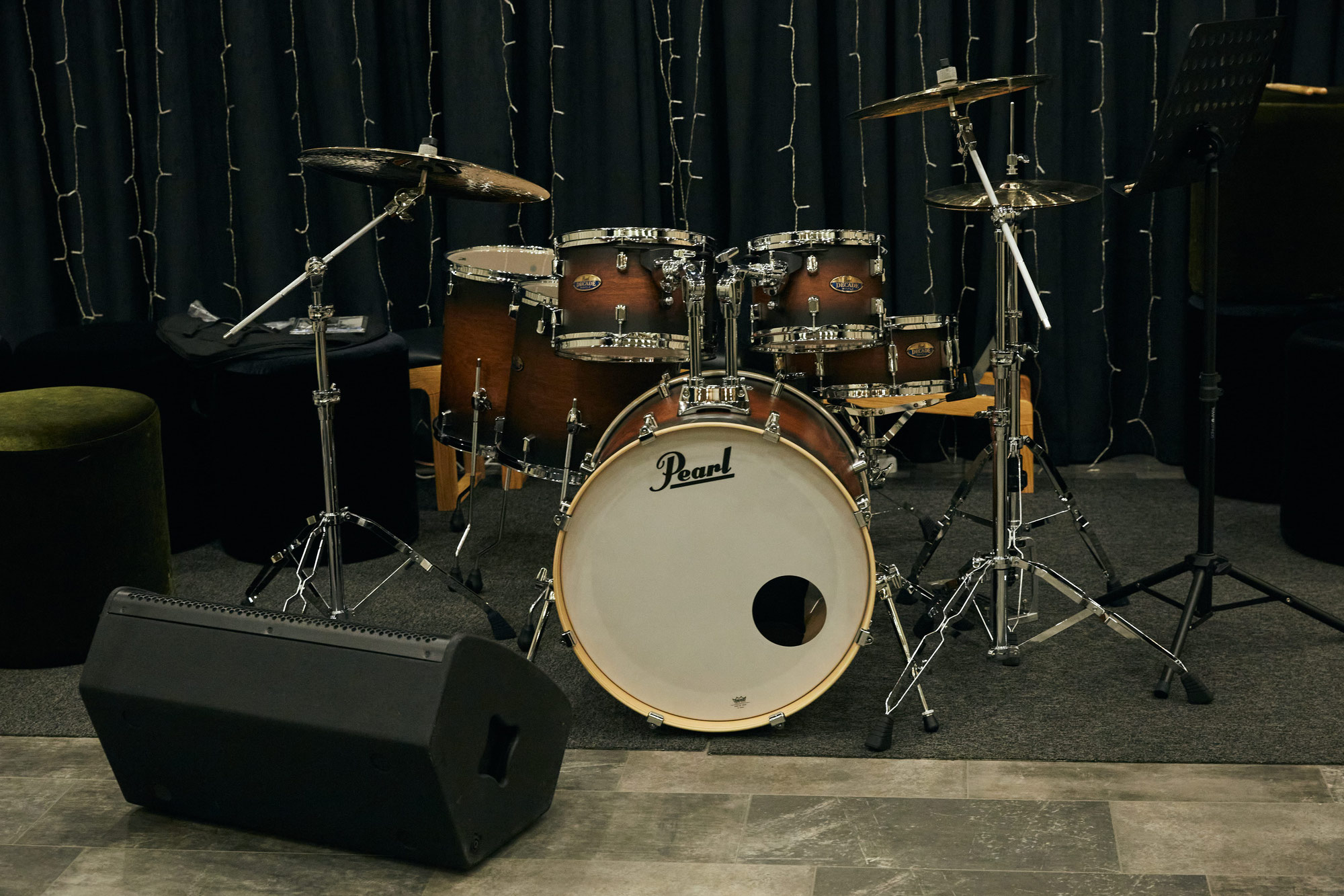 Барабанная школа drumvox. Школа барабанов для детей. Игра на барабанах. Барабан для детей. Мальчик с барабаном.