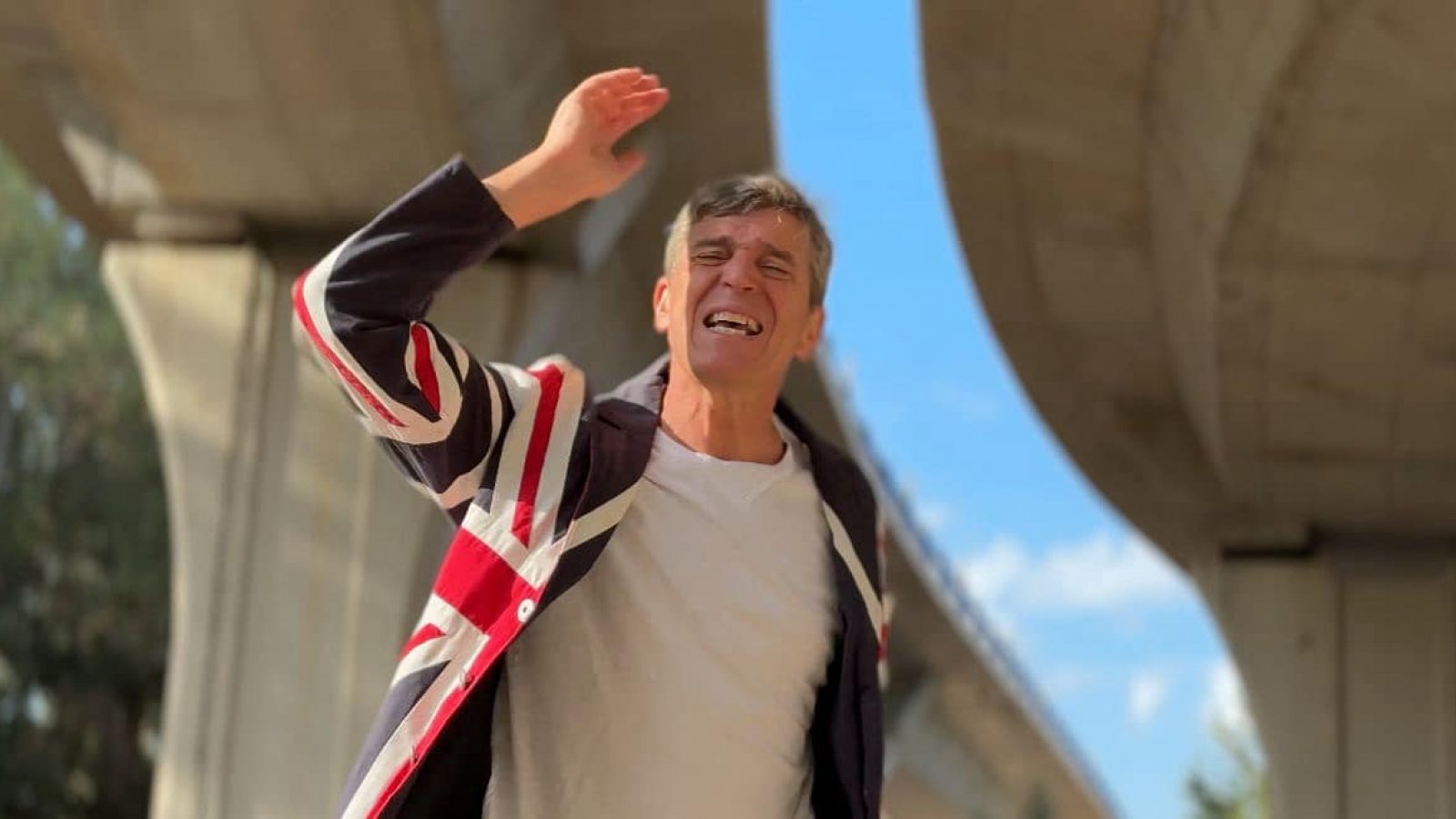 Javier Ojeda Abraza lo "Incorrecto" con su Versión de Cindy Lauper: “Una y Otra Vez”