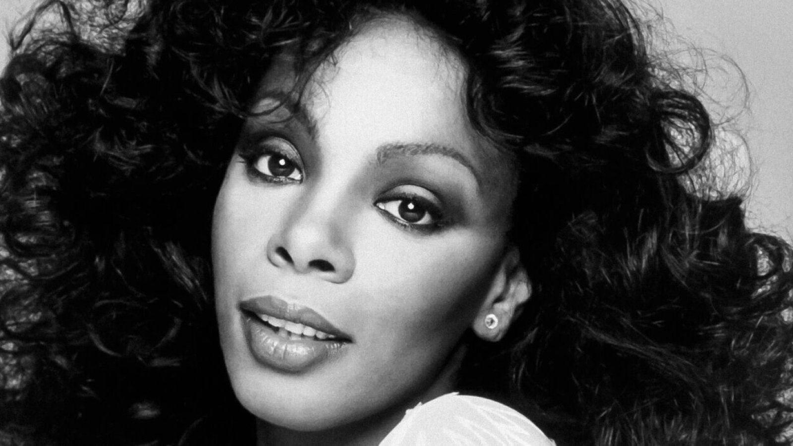 Donna Summer: La Reina Eterna que transformó la pista de baile en un templo