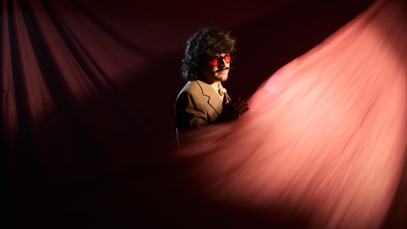 Paco Pecado reivindica el orgullo mediterráneo en su nuevo single «Rugío de sentir»