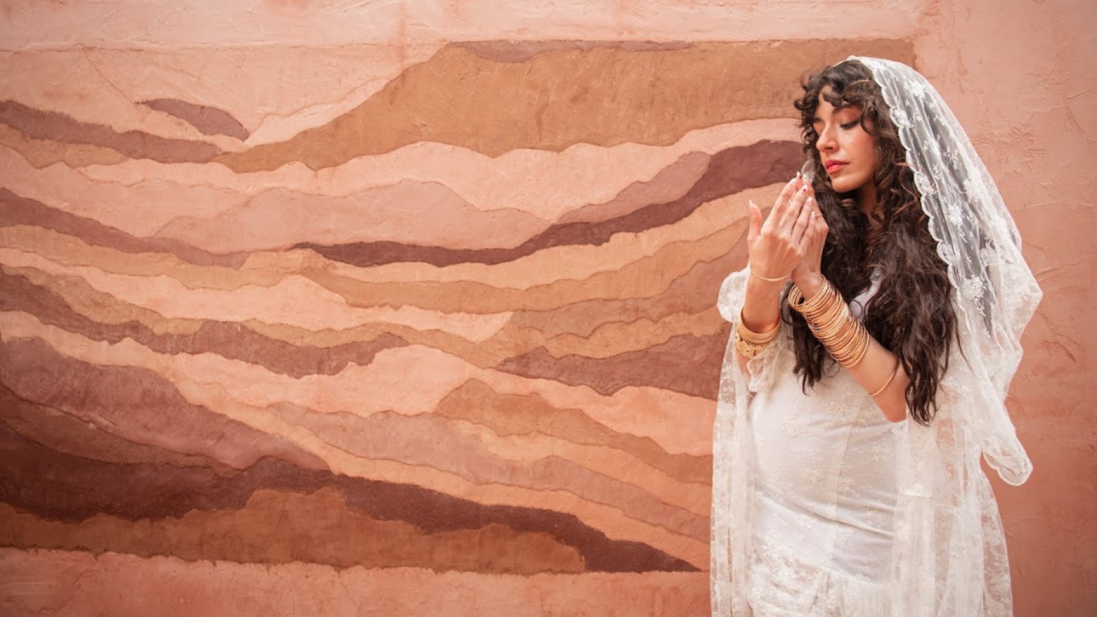 María de Juan Afronta el Miedo a la Pérdida en su Nuevo Sencillo: "Mil Espadas"