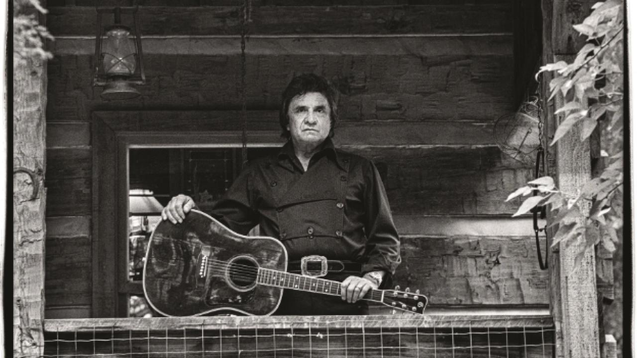 Johnny Cash: El Hombre de Negro, entre la Luz y la Oscuridad