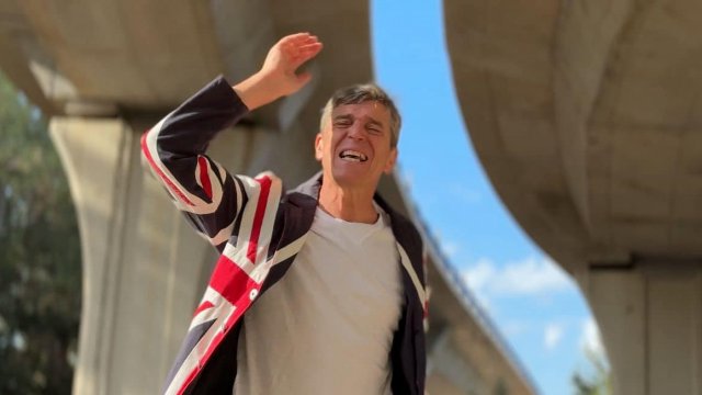 Javier Ojeda Abraza lo "Incorrecto" con su Versión de Cindy Lauper: “Una y Otra Vez”