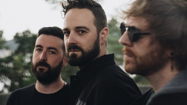 ARRHYTHMIA Lanza ‘INSACIABLES’: El Metal Alternativo Choca con el Rap de Rebeliom do Inframundo