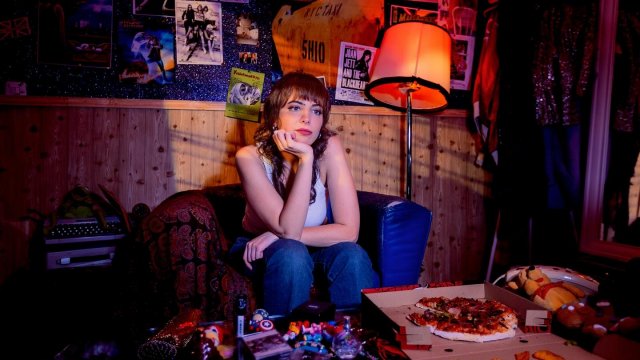 NAT SIMONS: Primer adelanto de su próximo álbum, Rock y Nostalgia en su Nuevo Single «DeLorean»