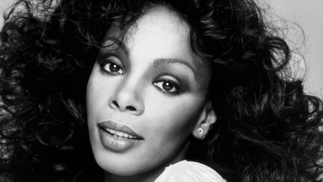 Donna Summer: La Reina Eterna que transformó la pista de baile en un templo