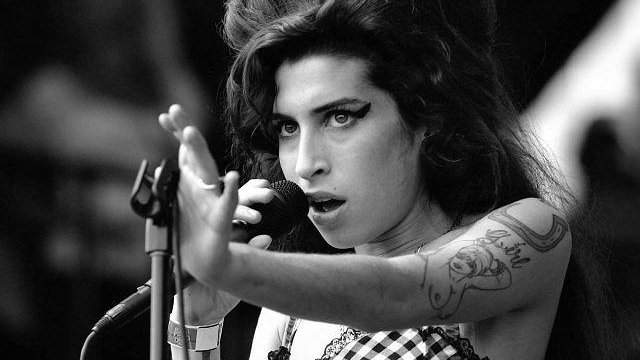 Amy Winehouse: La Desgarradora Voz del Soul que Ardió Demasiado Rápido
