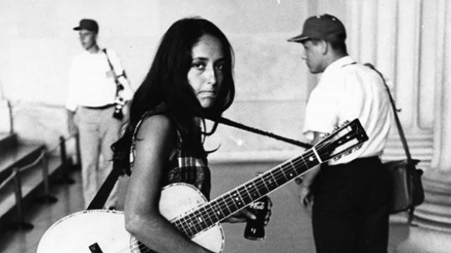 Joan Baez: La Voz de la Conciencia que Cantó a la Paz y la Justicia Durante Generaciones