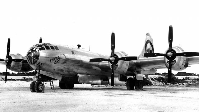 "Enola Gay": Un Tema legendario, conmemorando los 80 años del Día que el Mundo Cambió para Siempre