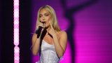 Ana Mena Regresa con 'Lárgate' y un Álbum "Menos Cauto" que Desembocará en Gira de Festivales en 2026