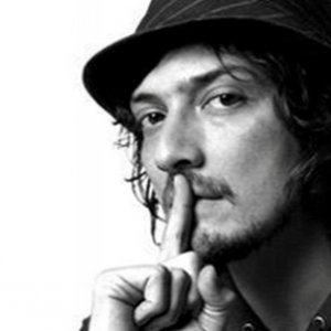 León Larregui