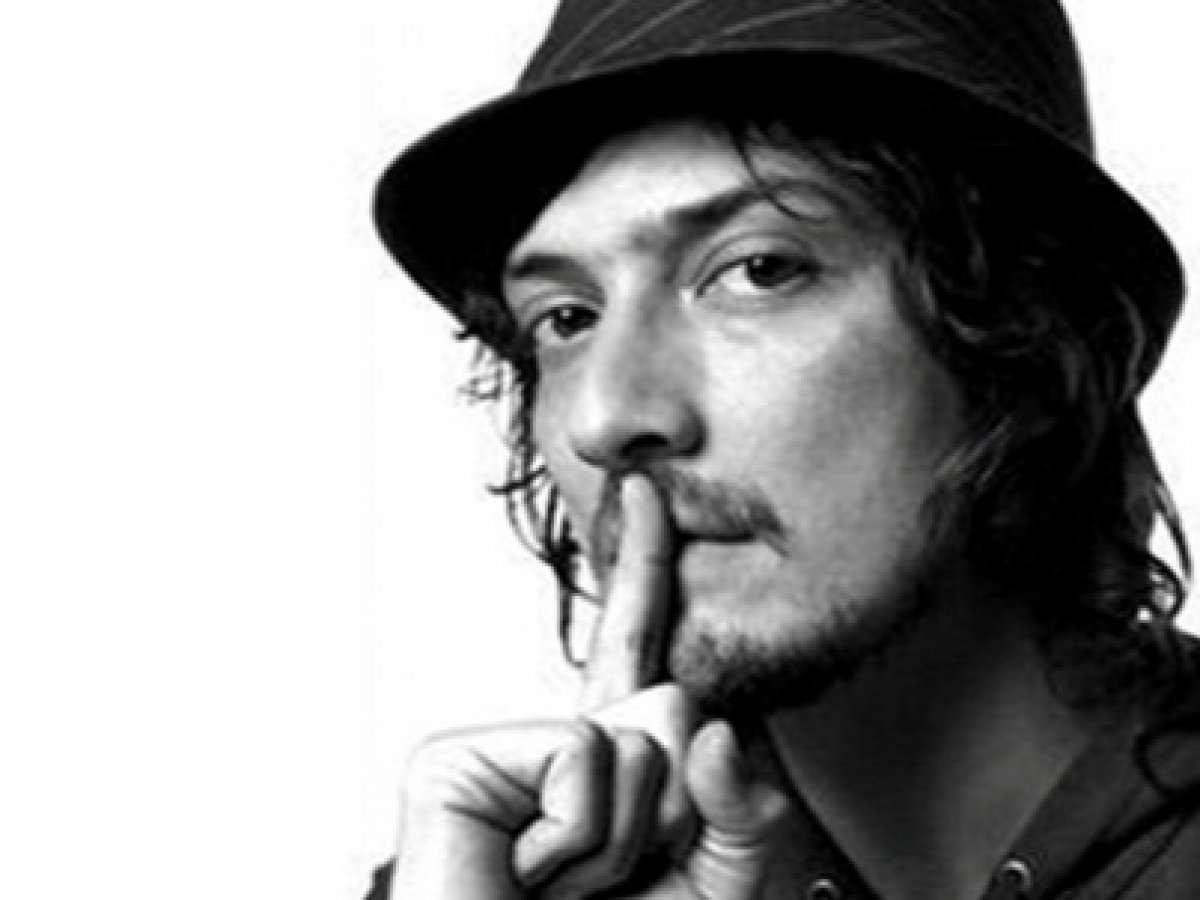 León Larregui