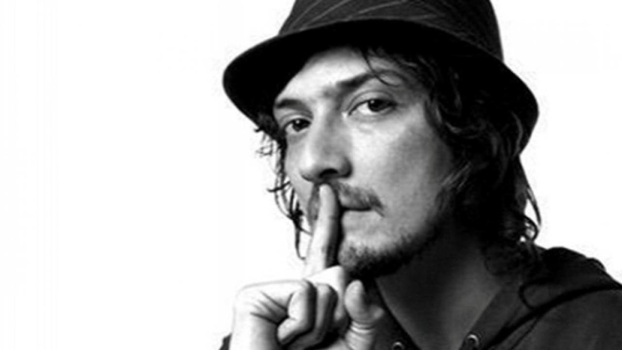 León Larregui