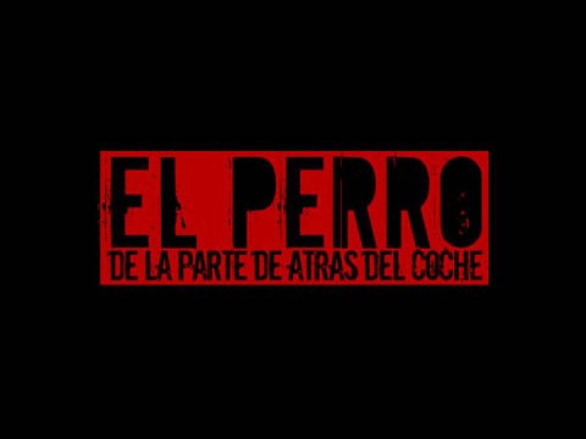 El Perro de la Parte de Atrás del Coche