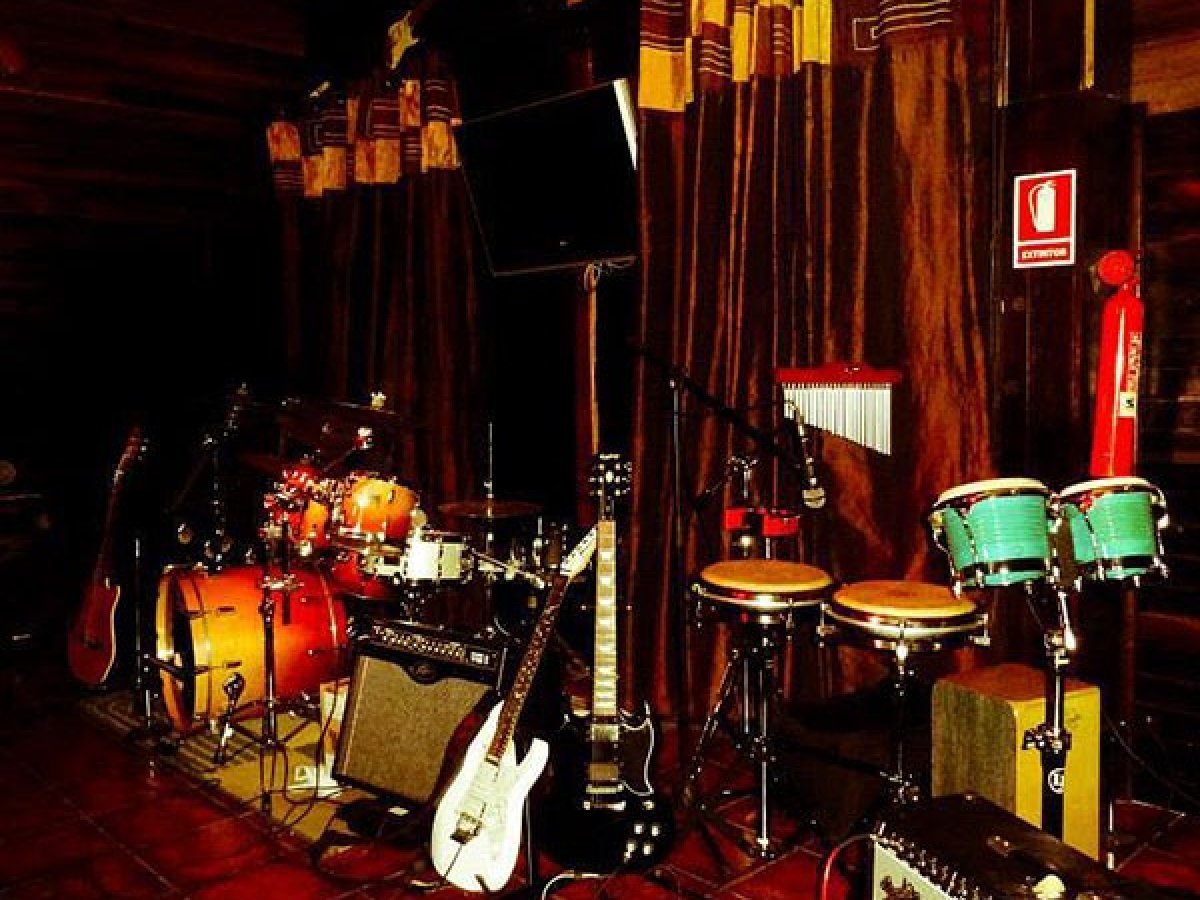 Sala y Karaoke Frontera West