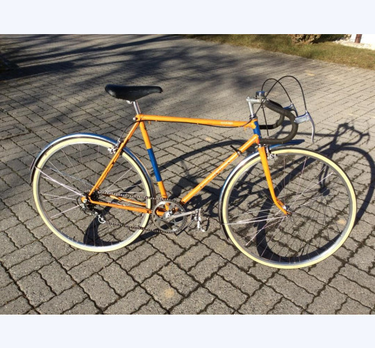 Beau vélo de route ancien orange remis en état
