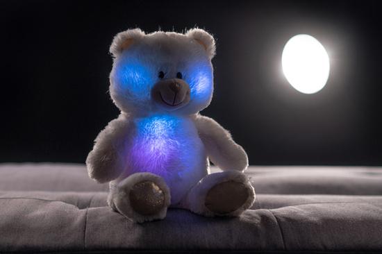 Levně Teddies Snílek medvěd bílý plyš 40cm na baterie se světlem se zvukem v sáčku