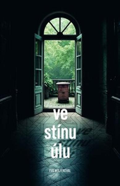 Levně Ve stínu úlu