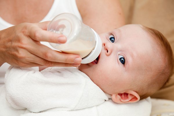 hoeveel ml flesvoeding baby