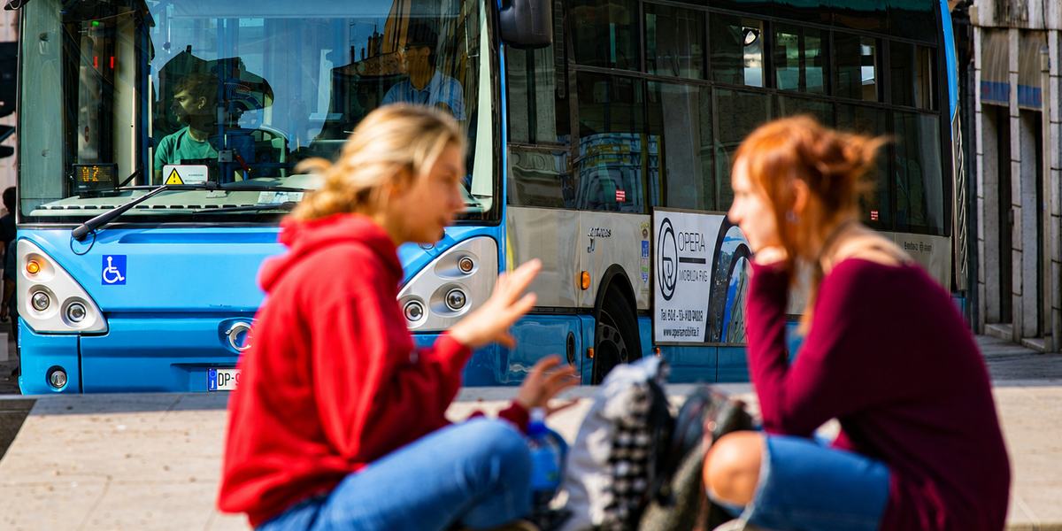 Linea urbana 1 di Trieste, con due ragazze in primo piano.