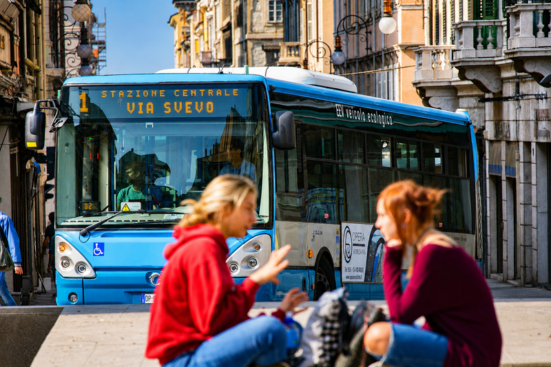 Linea urbana 1 di Trieste, con due ragazze in primo piano.