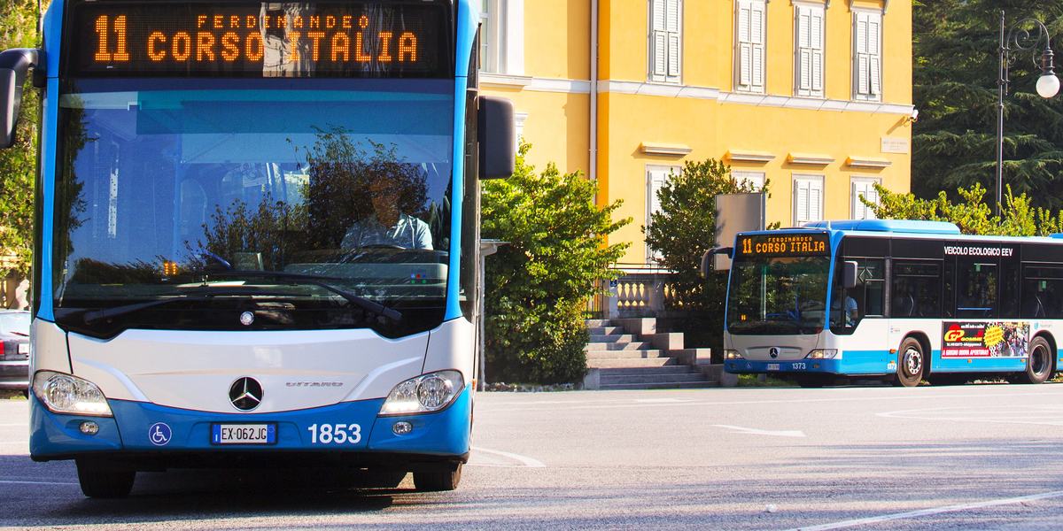 Linea urbana 11 di Trieste, di fronte al palazzo Ferdinandeo, sede del MIB.