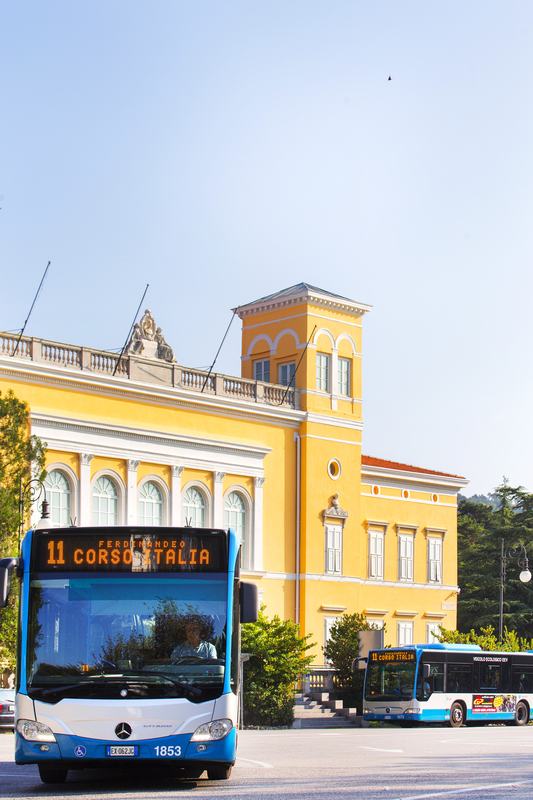Linea urbana 11 di Trieste, di fronte al palazzo Ferdinandeo, sede del MIB.