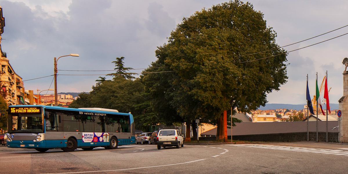 Linea urbana 16 di Trieste, di fronte alla torre del Lloyd, sede dell'Autorità portuale.