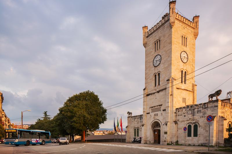 Linea urbana 16 di Trieste, di fronte alla torre del Lloyd, sede dell'Autorità portuale.