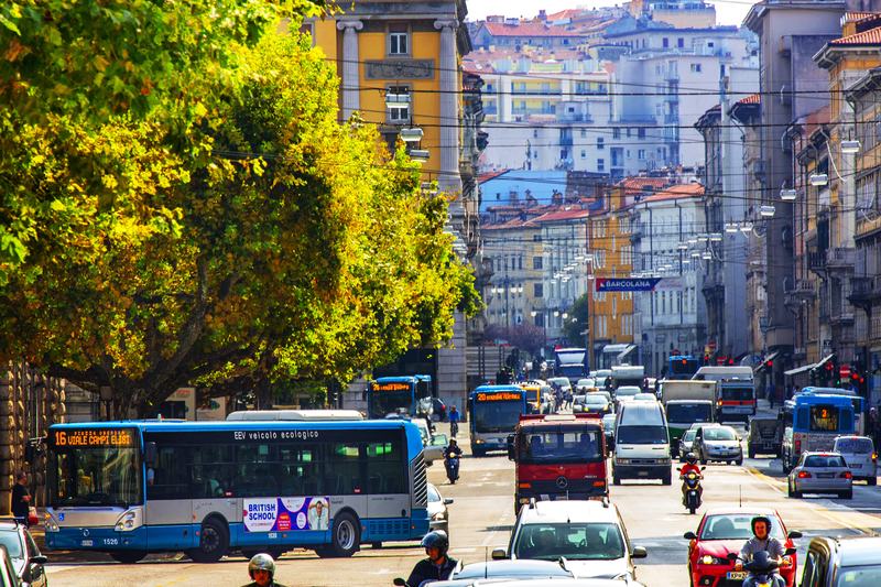 Linea urbana 16 di Trieste, lungo via Carducci.