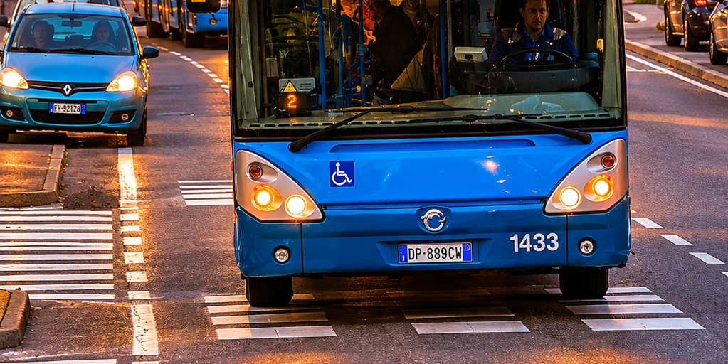 Linea urbana 17 di Trieste, con un tramonto sullo sfondo.