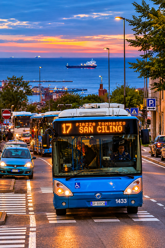 Linea urbana 17 di Trieste, con un tramonto sullo sfondo.