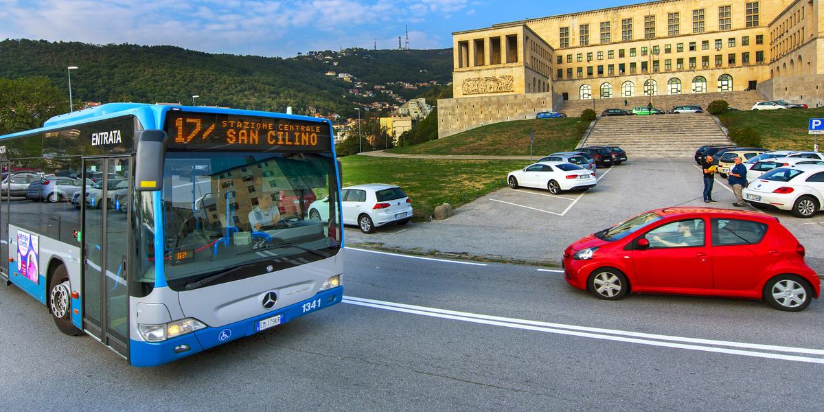 Linea urbana 17 di Trieste, in piazzale Europa di fronte all'università.